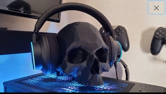 Low Polygon Skull Headphone Stand